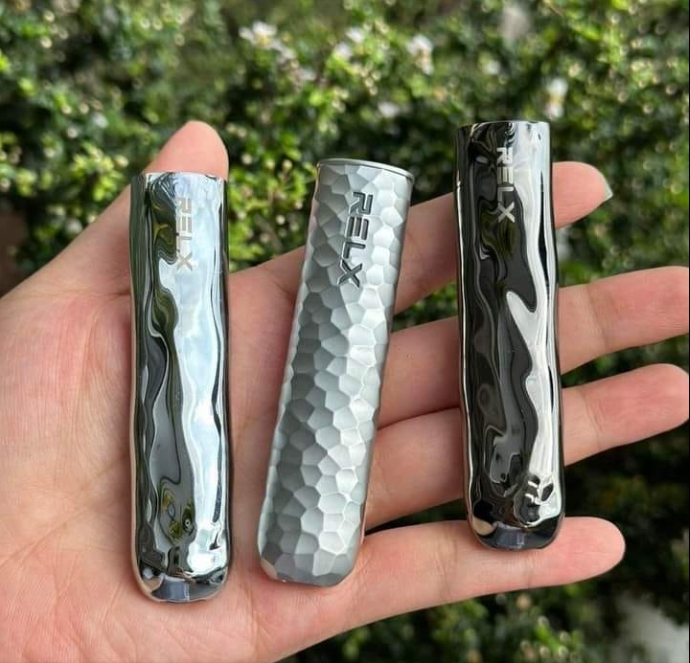 RELX Metal Artisan Vape apparaat - Zilveren Golf: Nederlandse Stijl Ontmoet Innovatie in 2025